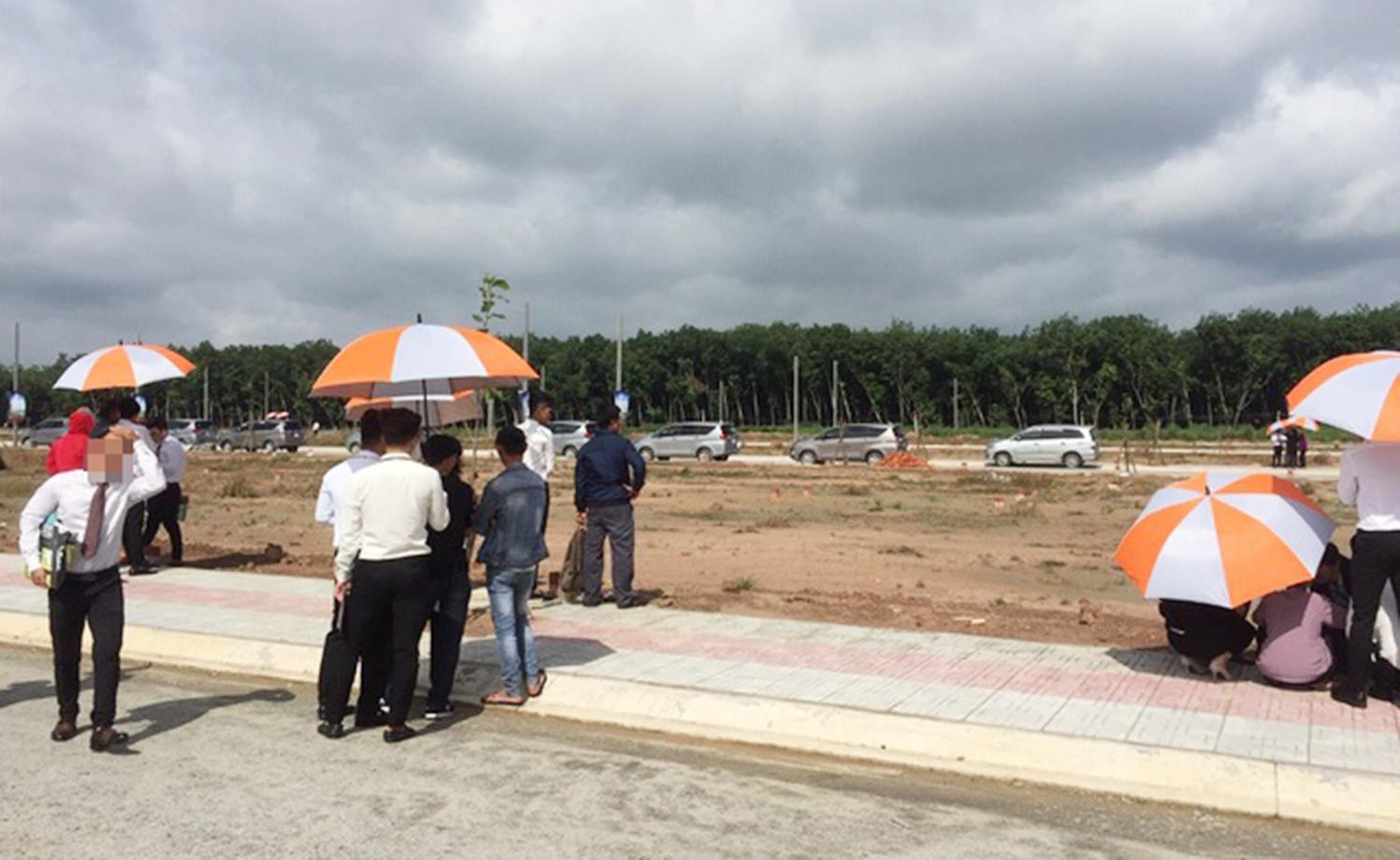 Theo các chuyên gia, nhiều năm qua, tình trạng người dân thường khai giá mua bán trên hợp đồng công chứng theo barem thuế có sẵn, thường thấp hơn giá thị trường diễn ra khá phổ biến. (Ảnh: minh họa, nguồn: Internet) Theo các chuyên gia, nhiều năm qua, tình trạng người dân thường khai giá mua bán trên hợp đồng công chứng theo barem thuế có sẵn, thường thấp hơn giá thị trường diễn ra khá phổ biến. (Ảnh: minh họa, nguồn: Internet)