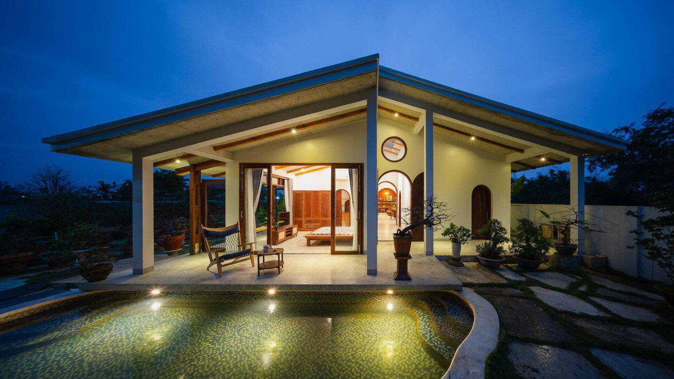 Các khu vực chức năng được kết nối thông qua một hành lang xuyên suốt chiều dài ngôi nhà.