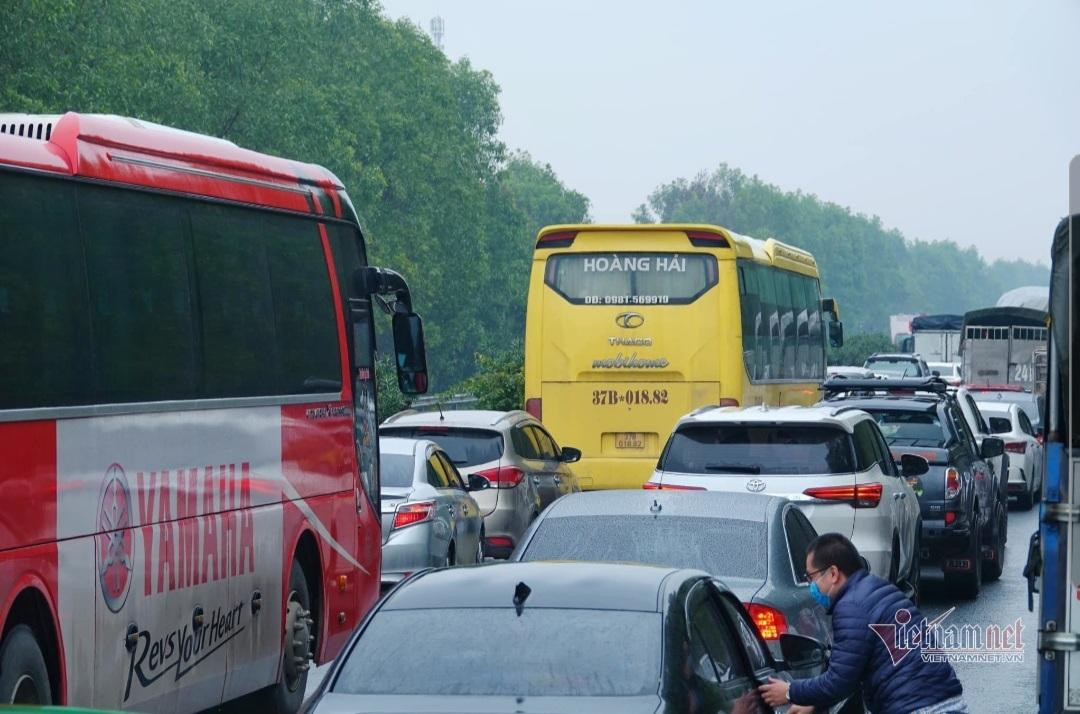 Nhiều giờ sau, khi hiện trường vụ tai nạn được lực lượng chức năng xử lý, các phương tiện mới dần di chuyển. Nhiều giờ sau, khi hiện trường vụ tai nạn được lực lượng chức năng xử lý, các phương tiện mới dần di chuyển.