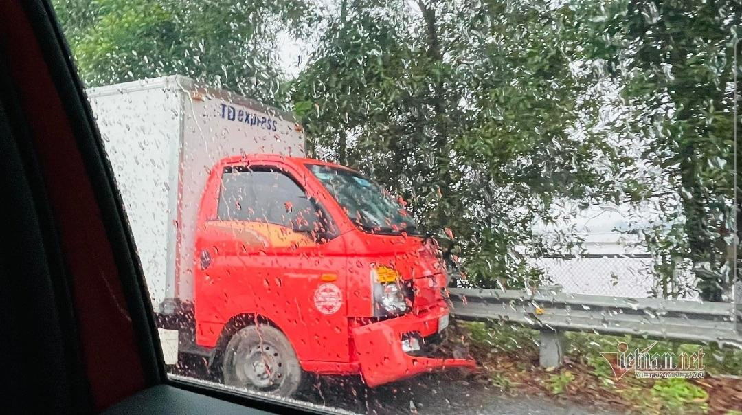 Vụ tai nạn khiến các phương tiện ùn tắc kéo dài Vụ tai nạn khiến các phương tiện ùn tắc kéo dài