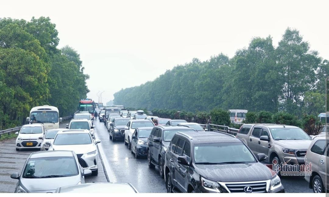 Dòng xe 'đứng lặng' trên cao tốc Pháp Vân. Dòng xe 'đứng lặng' trên cao tốc Pháp Vân.