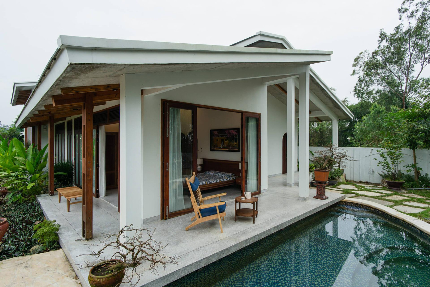 Bên cạnh phòng ngủ lớn phía cuối nhà là bể bơi để mang lại sự riêng tư khi sử dụng.