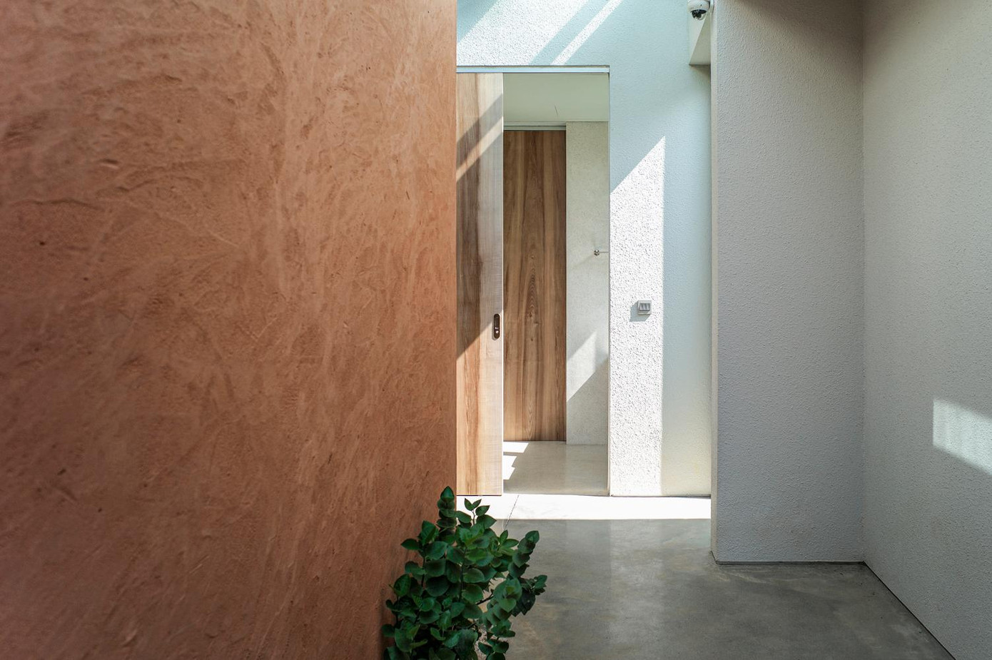 Bề mặt bê tông trần và vân gỗ nhằm tạo cảm giác mộc mạc, tự nhiên nhưng vẫn đảm bảo sự sang trọng và tiện nghi của phong cách sống hiện đại.