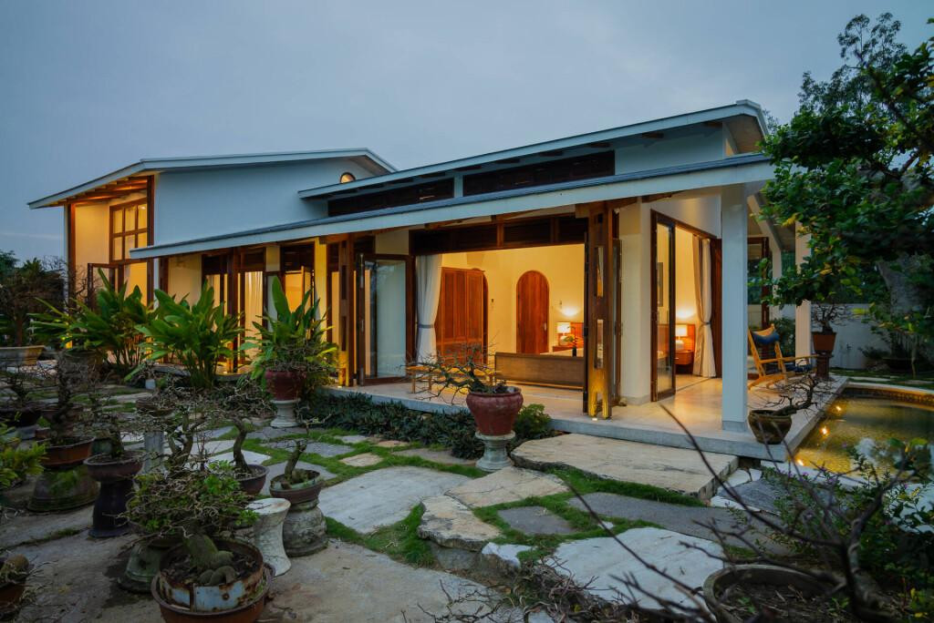 Ngôi nhà này mang tên “Nhúm”, được xây dựng trên khu đất rộng 1450m2, ở vùng quê yên bình tại Điện Bàn (Quảng Nam).