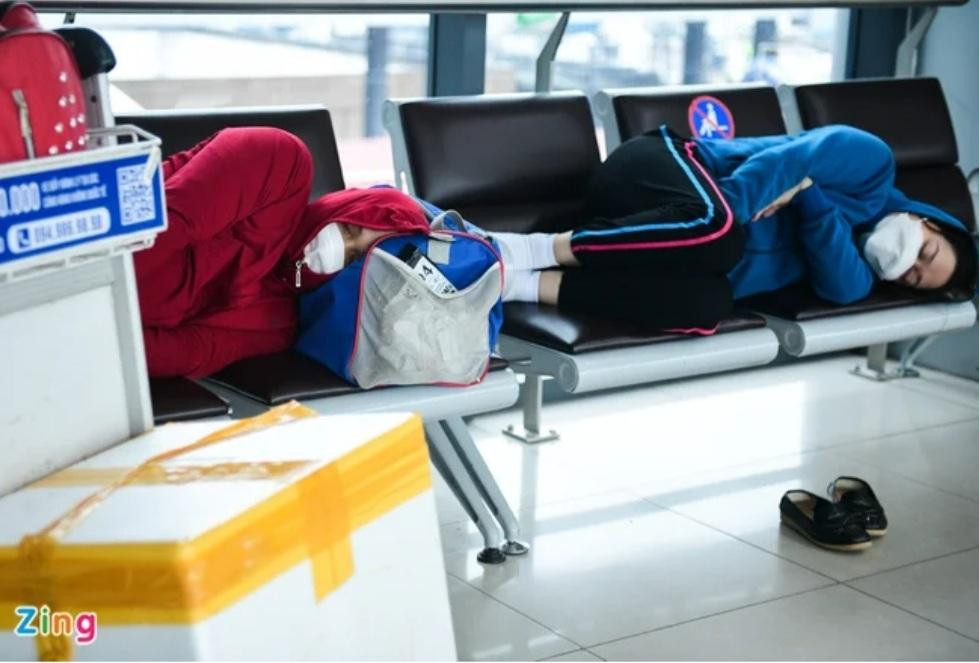 Một vài hành khách chợp mắt trong khi chờ đợi. Lượng hành khách từ Hà Nội và các tỉnh thành lân cận quay trở lại TPHCM và các thành phố khác sau kỳ nghỉ Tết Nguyên Đán tăng vọt vào ngày mùng 6 Tết, trong khi lượng chuyến bay mà các hãng thực hiện giảm nhẹ so với cùng kỳ này năm ngoái.