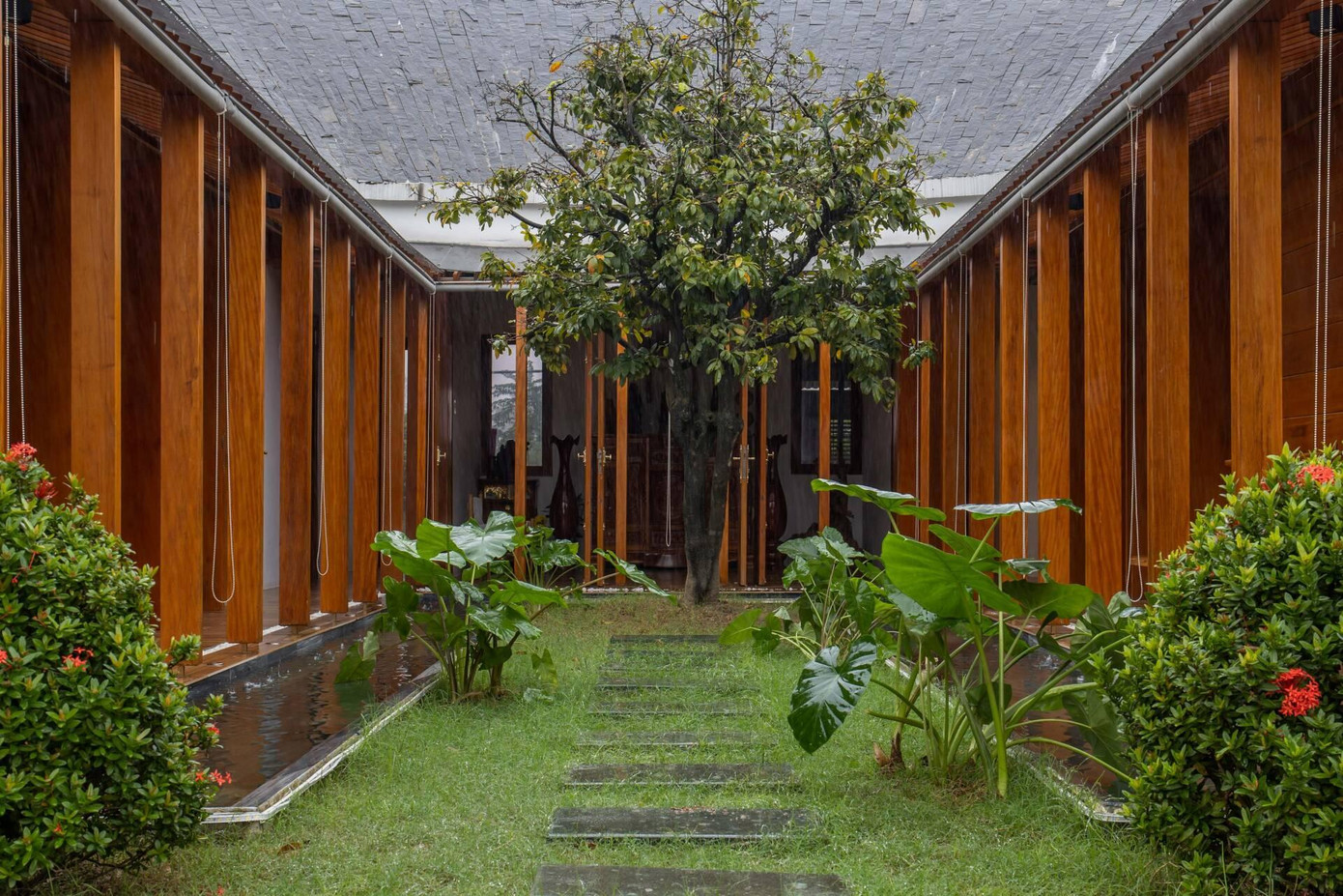 Hệ thống cây xanh và hồ nước trung tâm đóng vai trò đối lưu không khí, hạn chế bức xạ nhiệt vào mùa hè cho cả khu nhà.