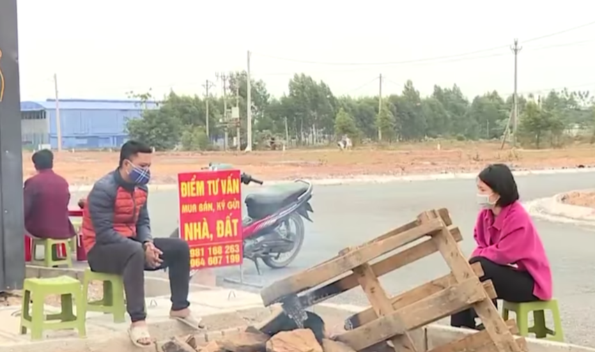 Theo Nghị định 16, từ ngày 28/1/2022, tổ chức, cá nhân kinh doanh dịch vụ môi giới BĐS đồng thời vừa là nhà môi giới vừa là một bên thực hiện hợp đồng trong một giao dịch kinh doanh BĐS sẽ bị phạt từ 40 - 60 triệu đồng.