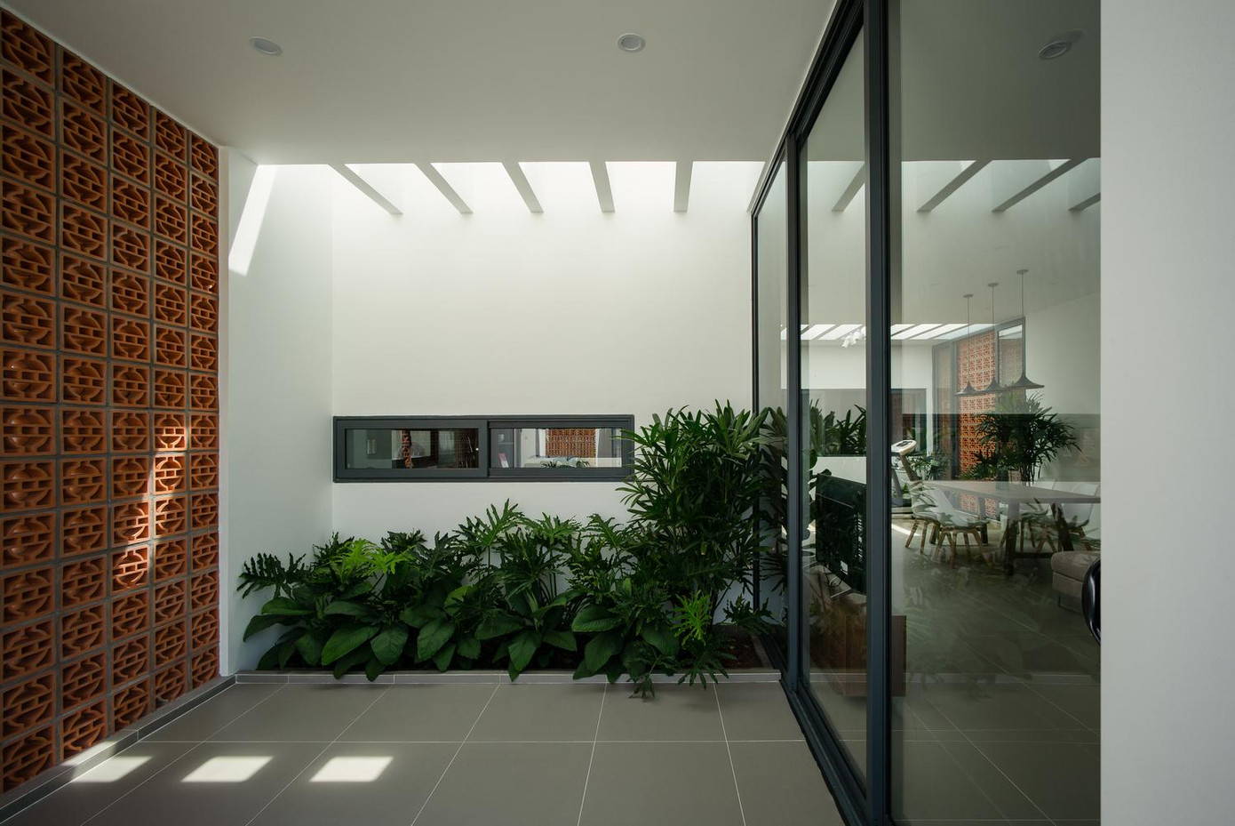 Cây xanh vào các không gian giúp tạo không khí trong lành và nhiệt độ mát mẻ cho ngôi nhà.