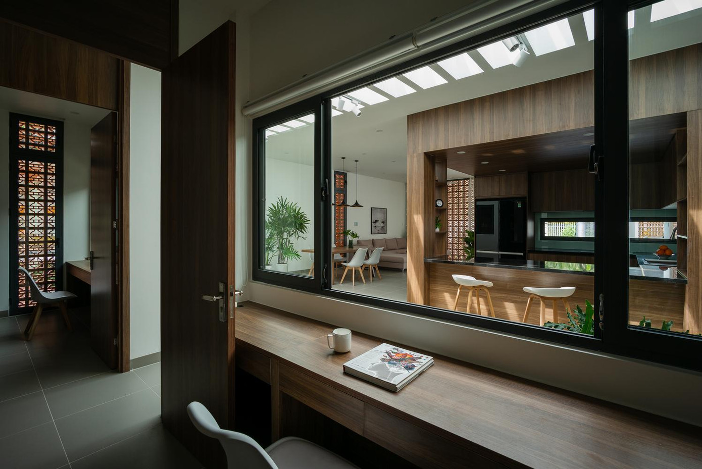 Cửa chính hướng Bắc, tiếp cận bằng sảnh lớn tránh ánh nắng trực tiếp, sảnh này cũng là không gian thư giãn của các thành viên trong gia đình vào mỗi buổi tối.