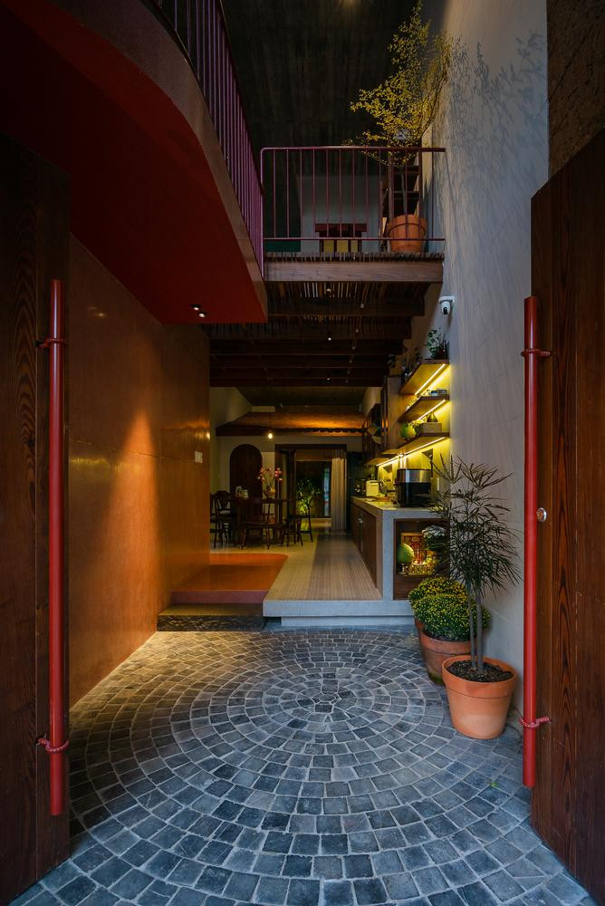 Không gian bên trong là sự tiếp nối tự nhiên với khu vực bên ngoài, tạo ra một hành trình nhỏ để trải nghiệm ngôi nhà vào các thời điểm khác nhau trong ngày và mang lại cảm nhận khác nhau tại mỗi thời điểm.