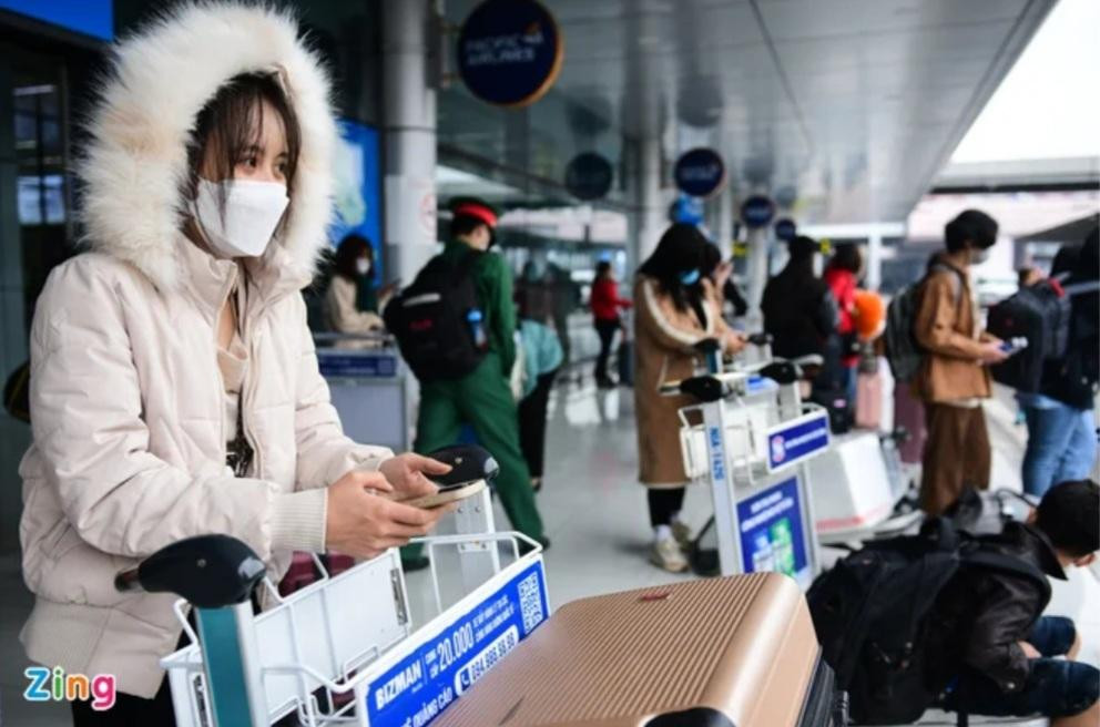 Thanh Ngân đặt vé bay từ TPHCM về Hà Nội trước đó một ngày. Cô làm việc trong TPHCM xuyên Tết, giờ mới nghỉ để về thăm gia đình. Giá vé của cô là 1,1 triệu đồng, đắt hơn so với giá vé ngày 7/2 là 600.000 đồng. "Nhưng theo quan niệm thì ngày 7 Âm lịch không tốt nên mình không xuất hành vào ngày này. Mùng 6 Âm lịch có đắt hơn nhưng là ngày đẹp nên mình vẫn chọn bay sớm", Ngân nói.