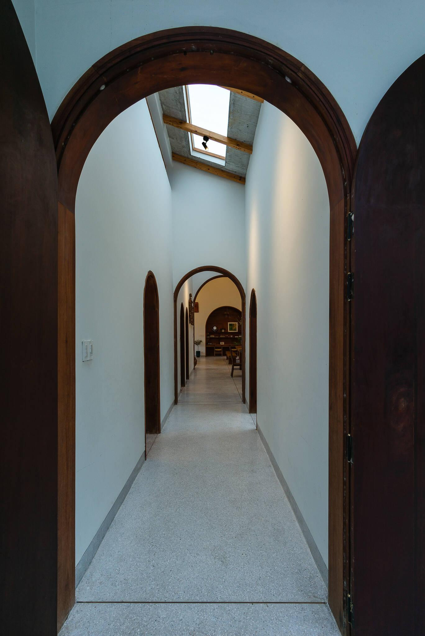 Hành lang dài có chức năng kết nối các không gian chính và phụ trong nhà