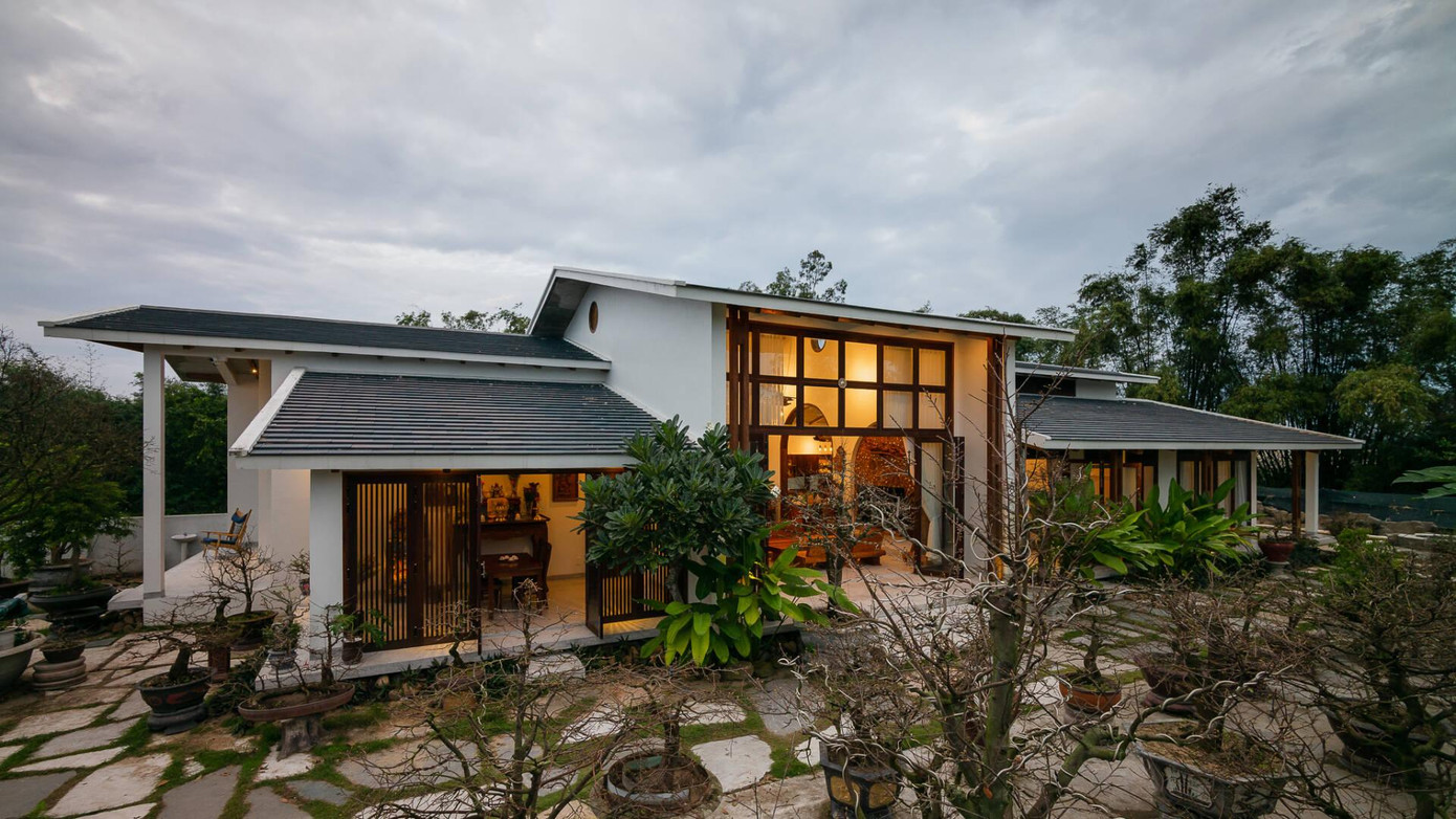 Ngôi nhà có thiết kế 1 tầng, với 4 mặt thoáng tiếp xúc với sân vườn.