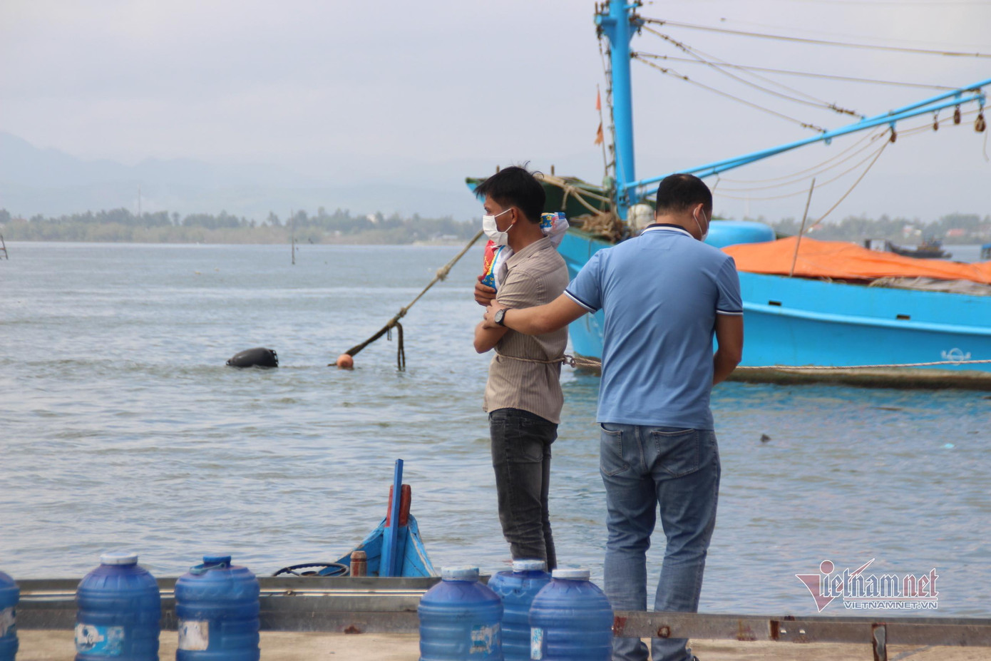 Công an tỉnh Quảng Nam dẫn giải nghi phạm Trần Văn Viên đi thực nghiệm hiện trường tại cầu Ông Hiển (bến đò Tam Hải). Công an tỉnh Quảng Nam dẫn giải nghi phạm Trần Văn Viên đi thực nghiệm hiện trường tại cầu Ông Hiển (bến đò Tam Hải).