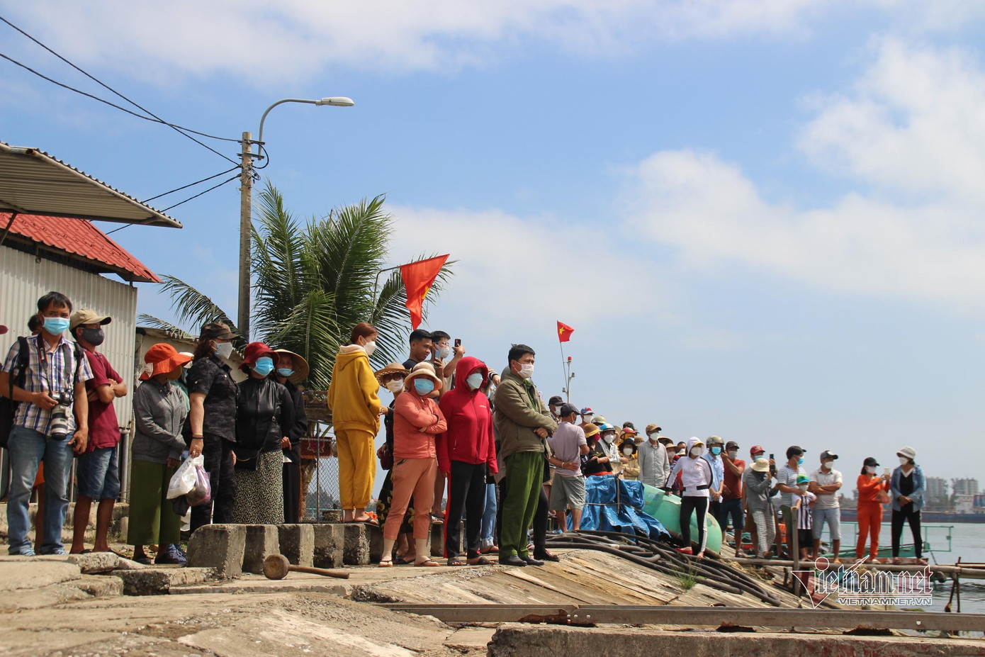 Người dân hiếu kỳ chứng kiến buổi thực nghiệm tại hiện trường Người dân hiếu kỳ chứng kiến buổi thực nghiệm tại hiện trường