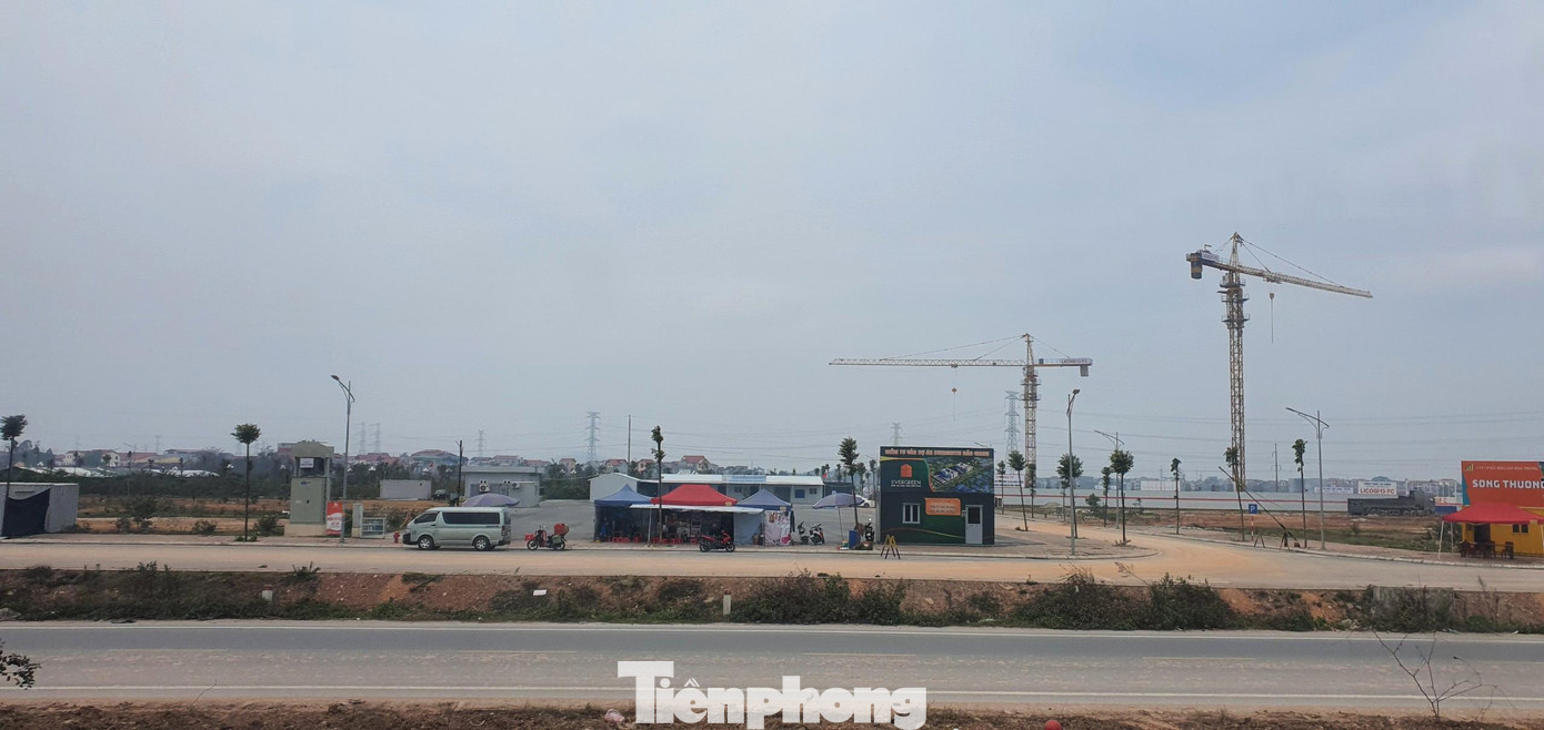 Các sàn môi giới BĐS rầm rộ dựng lều bạt, văn phòng giao dịch bên ngoài khu vực xây dựng Dự án NOXH Evergreen Bắc Giang để rao bán căn hộ của dự án khi chưa đủ điều kiện.