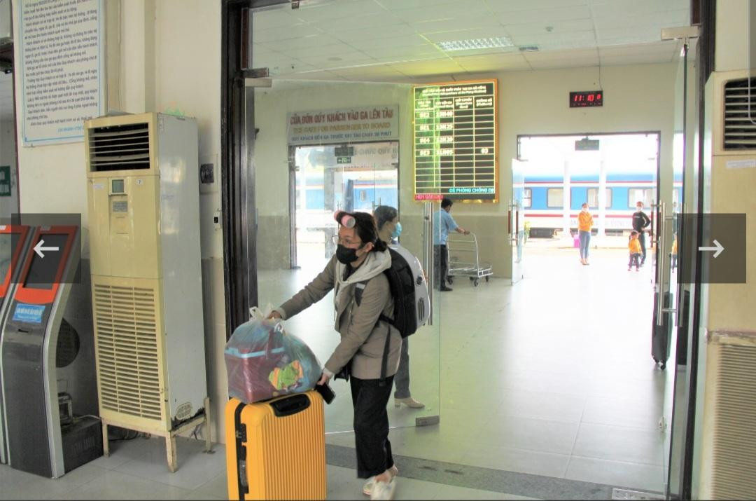 Năm nay, người dân có xu hướng mua vé tàu, xe cận ngày vì lo ngại tình hình dịch bệnh