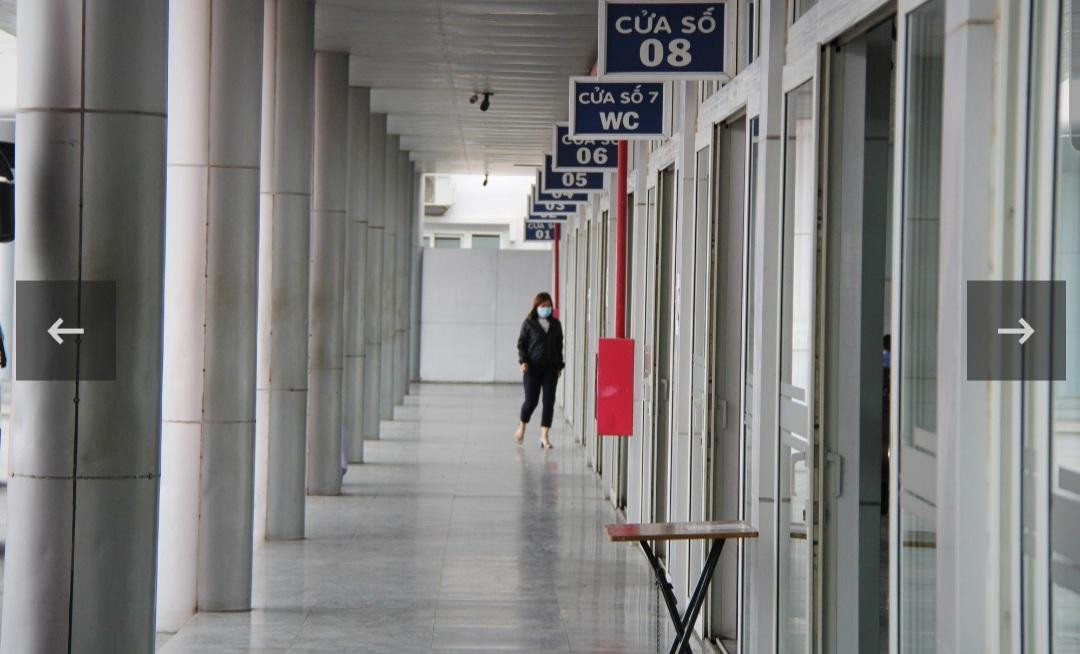 Khảo sát nhanh của phóng viên, các xe rời bến chỉ đạt khoảng 50% số ghế