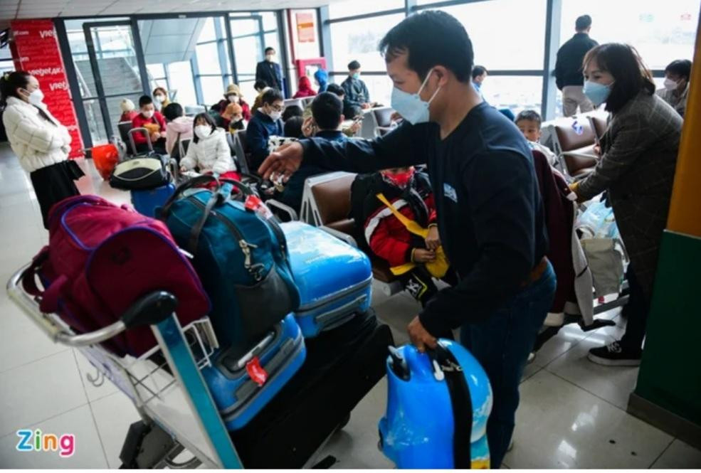Gia đình chị Thảo (phải) có 5 người với số lượng hành lý chất đầy trên xe đẩy. Vé bay của các thành viên đều được đặt khứ hồi trước đó cả tháng trời. "Gia đình tôi sinh sống ở Đà Lạt, dịp vừa rồi về quê ăn Tết. Lâu lắm mới bay trong dịp lễ nên cũng thấy hơi choáng khi gặp cảnh đông như thế này. Gia đình tôi có trẻ nhỏ nên được nhường ghế ngồi chờ", chị Thảo chia sẻ.