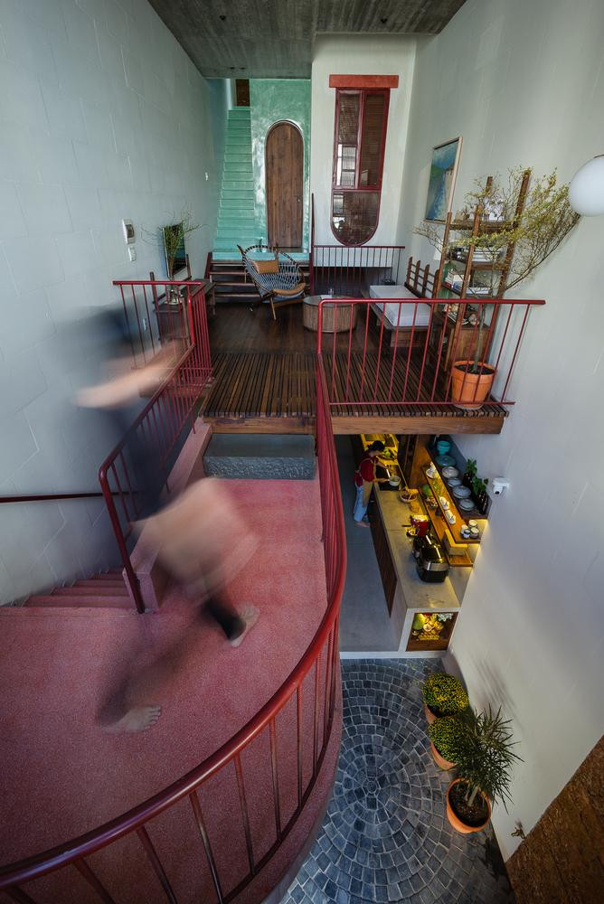 Các khu vực được kết nối hài hòa, khu vực riêng và chung được quy hoạch cẩn thận cho các hoạt động hàng ngày. Hành trình kết thúc với một khu vườn lớn dành để trồng cây, trồng rau và thư giãn.