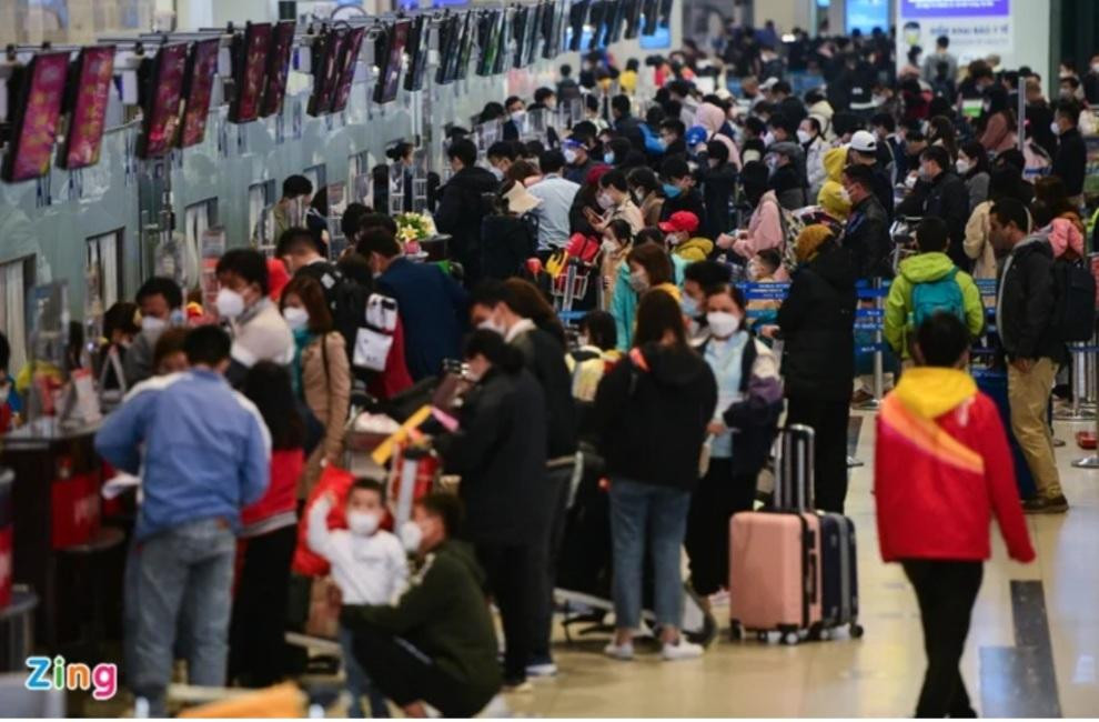 10h40 tại khu vực làm thủ tục và ký gửi đồ của các hãng bay đều kín chỗ. Nhân viên liên tục gọi hành khách có chuyến đi gần nhất để ưu tiên hoàn tất thủ tục.