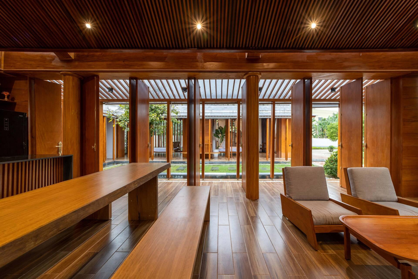 Không gian trong nhà được chia làm ba gian chính bao gồm phòng khách và bếp, ba phòng ngủ, một phòng thờ và hai phòng vệ sinh.