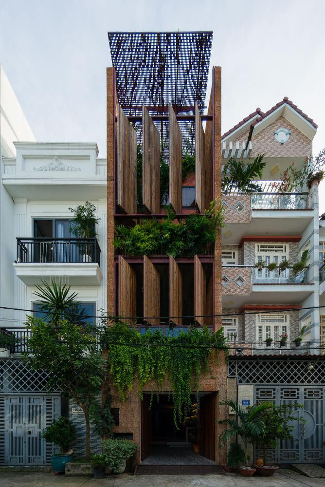 Căn nhà này tọa lạc tại khu vực đang phát triển ở phía Tây trung tâm TP HCM, nơi đang diễn ra quá trình đô thị hóa ồ ạt. Đây là một phần nguyên nhân chính dẫn đến các vấn đề tiêu cực về môi trường tại khu vực sinh sống (ô nhiễm bụi, ô nhiễm tiếng ồn, tắc đường...). Hơn nữa, các yếu tố nói trên cũng cô lập những ngôi nhà ở ngoại ô và tạo ra sự mất kết nối với môi trường tự nhiên.