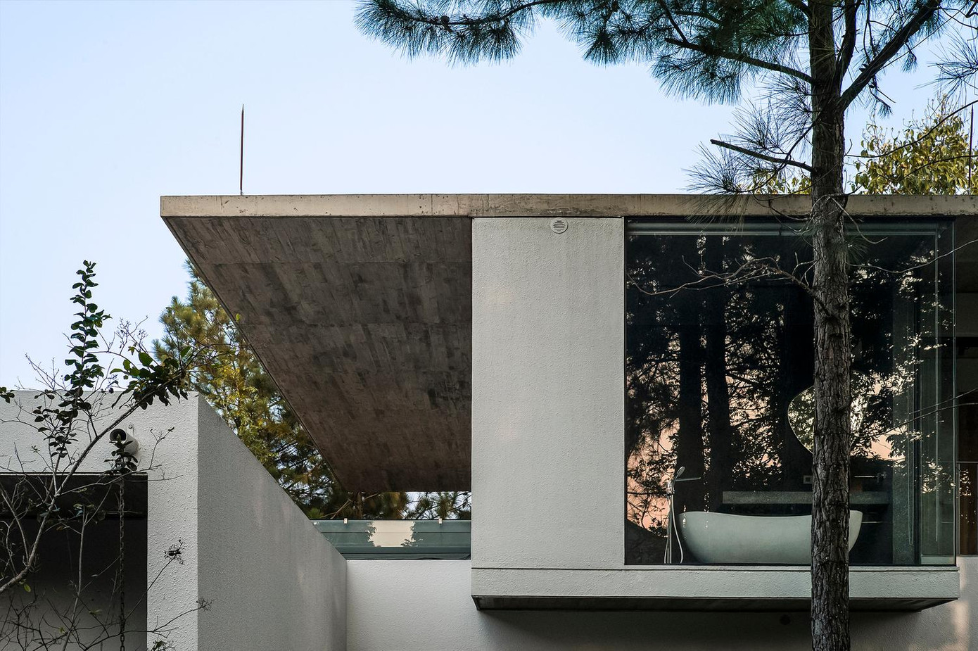 Theo đó, toàn bộ khu nhà cung cấp cho người ở tất cả các nhu cầu cơ bản của họ và được chia thành ba khối sinh hoạt, hai khối ngủ ở phía bên của cấu trúc, các phòng khách ở phía sau của ngôi nhà trong khi ở trung tâm của ngôi nhà là nhà bếp lớn và các khối ăn uống - nơi đóng vai trò là không gian giao tiếp chính và kết nối tất cả các khu vực khác.