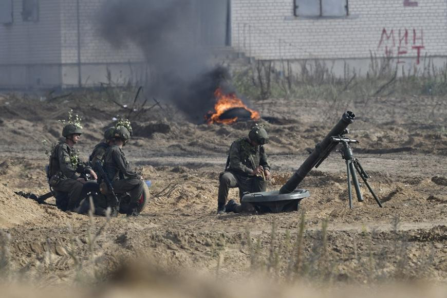 Thực hành chiến thuật “vây bọc” tại cuộc tập trận “Lá chắn Liên minh”. Ảnh: Bộ Quốc phòng Nga. Thực hành chiến thuật “vây bọc” tại cuộc tập trận “Lá chắn Liên minh”. Ảnh: Bộ Quốc phòng Nga.