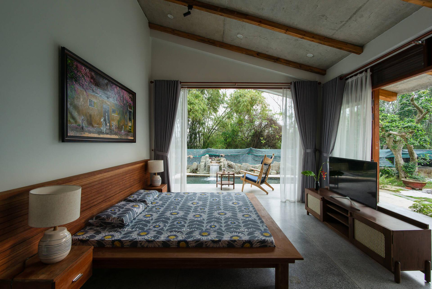 Các phòng ngủ được thiết kế theo sở thích cá nhân, nhưng đều có tầm nhìn ra không gian xung quanh nhà.