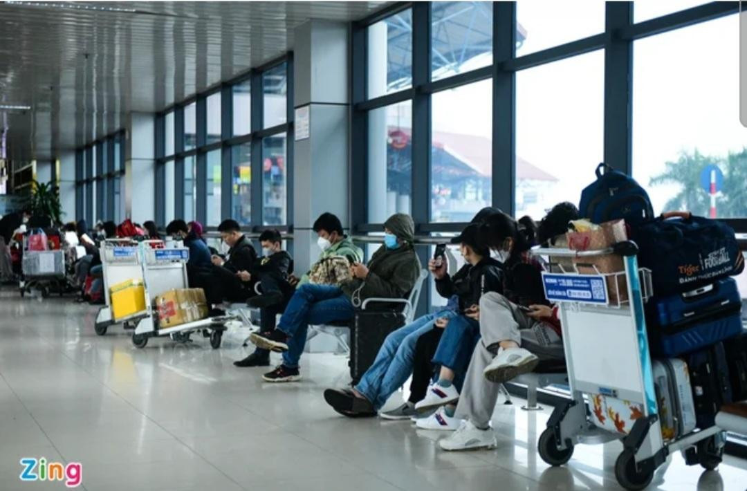 Những dãy ghế chờ đều kín chỗ. Hành khách bay đầu năm chủ yếu là các gia đình về quê ăn Tết, nay quay lại thành phố để làm việc, do vậy hành lý của họ khá nhiều.