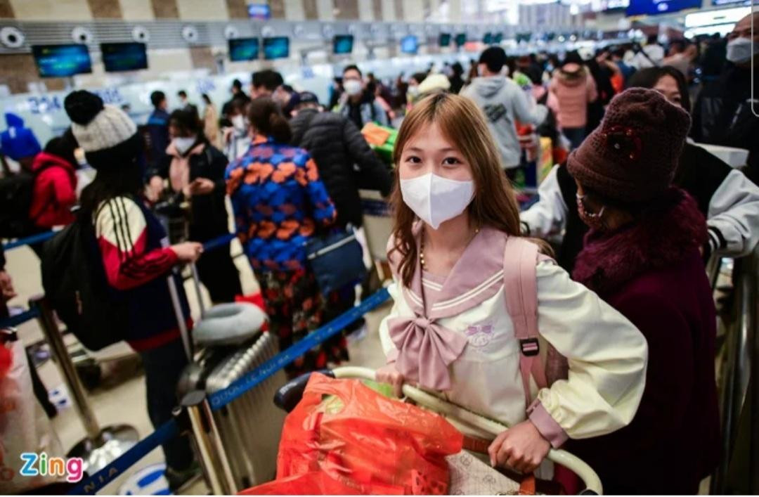 Thu Hoài cùng người thân từ Hà Nội đi chuyến bay tới Tuy Hòa (Phú Yên) để du lịch đầu năm. Cô đặt vé trước khi đi 3 ngày với giá 1,5 triệu đồng/người. "Giá vé này cao hơn nhiều so với thời điểm trước Tết, khi nhu cầu đi lại chưa nhiều và do ảnh hưởng của dịch COVID-19. Tuy nhiên, đầu năm mới, chẳng mấy khi có dịp được nghỉ dài nên gia đình tôi vẫn quyết định đi du lịch", Thu Hoài nói.