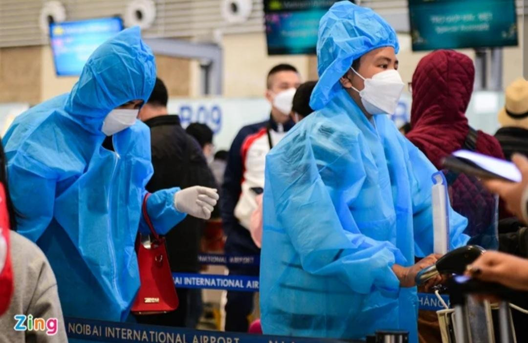 Nhiều người cẩn thận mặc bảo hộ khi tham gia chuyến bay trong đợt dịch. Theo ghi nhận của phóng viên, một số hành khách trước khi bay phải thực hiện test nhanh theo yêu cầu của địa phương, số khác thì không.