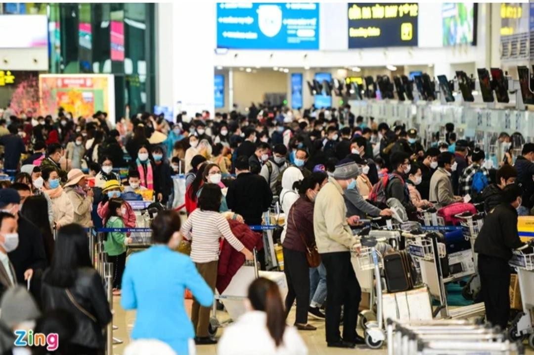 Sáng 6/2 (mùng 6 Tết), sân bay Nội Bài tại chiều đi và chiều đến đều đông đúc. Hàng nghìn người xếp hàng làm thủ tục chuẩn bị lên các chuyến bay trong ngày nghỉ Tết cuối cùng. Lượt đi hôm nay chủ yếu từ Hà Nội tới các thành phố như Đà Nẵng, Đà Lạt, TPHCM, Phú Yên, Điện Biên...