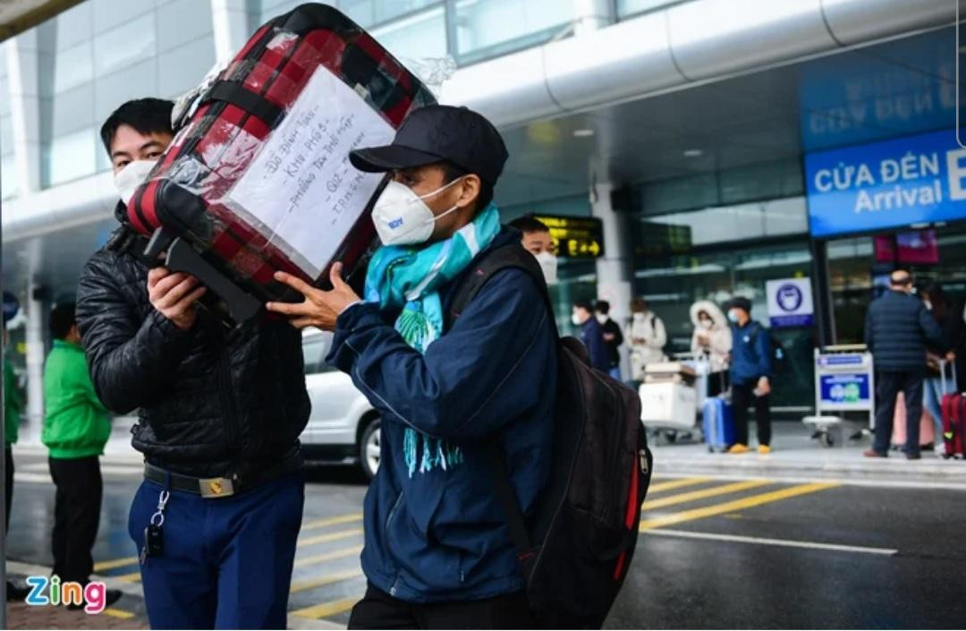 Tài xế taxi cũng có mặt đông đúc tại sân bay những ngày này để bắt khách.