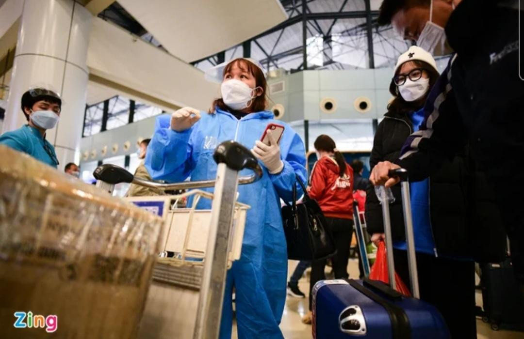 Bà Thu Hà cẩn thận mặc bảo hộ khi tới sân bay. Gần tới giờ bay, bà gặp rắc rối khi chiếc vali mang theo vượt quá cân nặng, không đủ điều kiện xách tay.