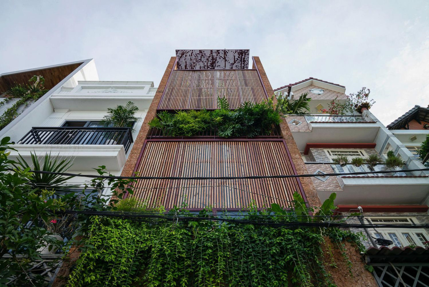 Thiết kế được lấy cảm hứng từ những ngôi nhà truyền thống của miền Trung Việt Nam, với các lớp khác nhau, được sắp xếp theo cách mang lại sự rung cảm tích cực cho các hoạt động hàng ngày: mặt tiền của ngôi nhà (hệ thống cửa quay) - sân vườn (chuyển tiếp) - khu vực chính - giếng trời - hỗ trợ khu - giếng trời.