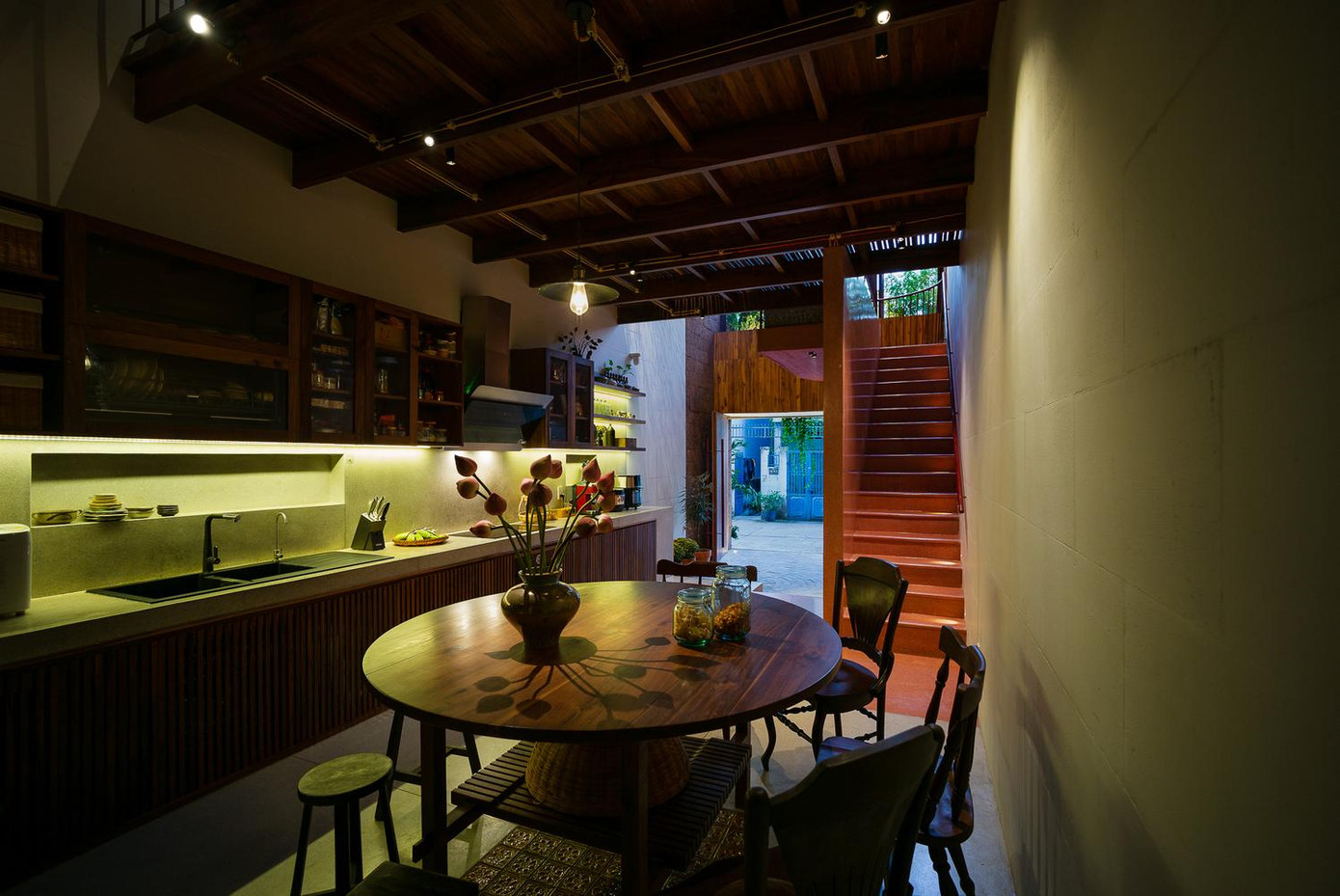 Từ bếp có cầu thang dẫn lên tầng 2.