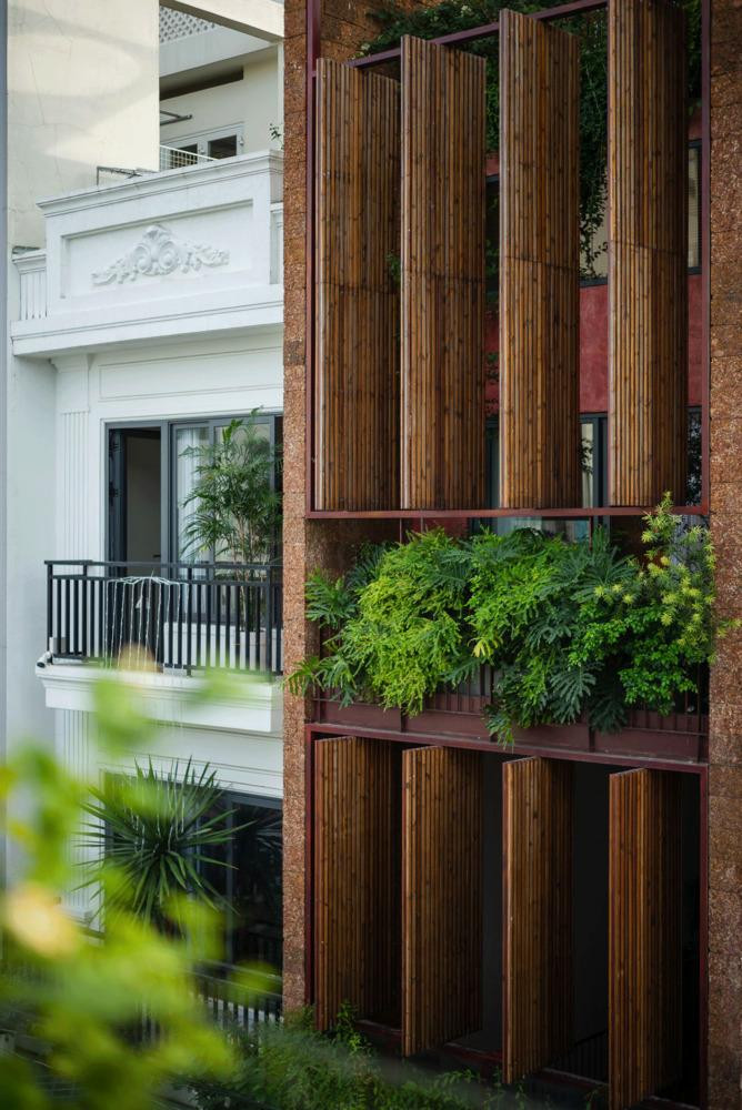 Mặt tiền được thiết kế với 8 cửa xoay (đóng mở) tạo ảo giác về một ngôi nhà đang thở và thay đổi. Hệ thống cửa này cũng điều chỉnh các yếu tố môi trường khác như tiếng ồn, khói bụi và sự thay đổi của thời tiết. Hình thái kiến trúc vì thế không ngừng thay đổi và phát triển hài hòa với không gian xanh.