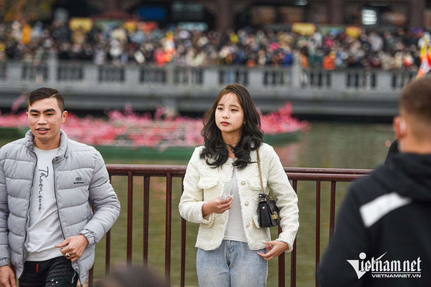 Tuy nhiên một số du khách vẫn khá chủ quan khi tháo khẩu trang để chụp ảnh nơi đông người