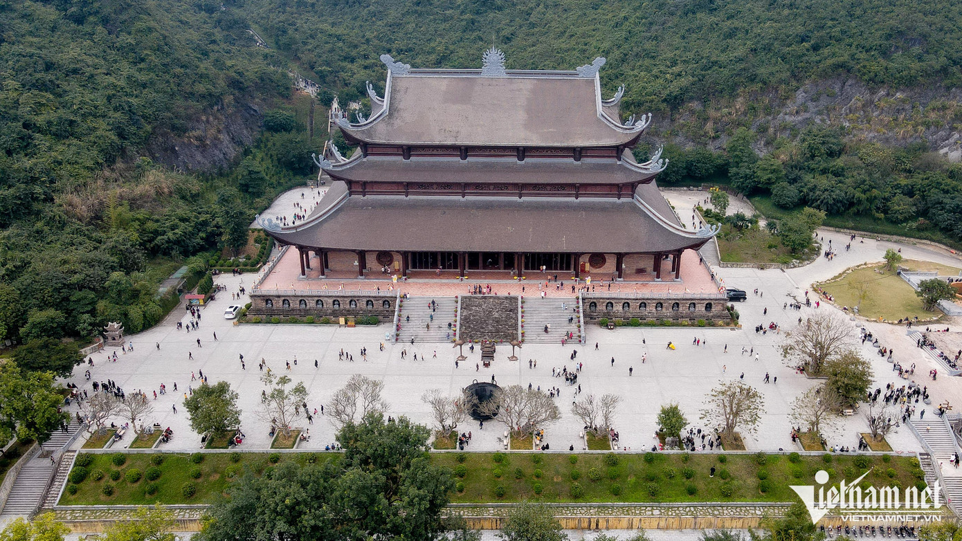 Không gian phía trong các chùa không quá đông đúc, du khách thảnh thơi thưởng ngoạn