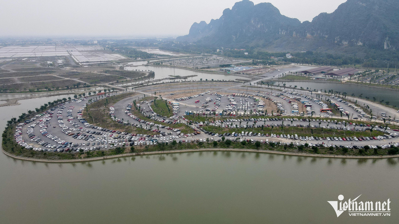 Khu vực bãi xe dành cho du khách còn rất ít chỗ trống. Tuy nhiên, lượng xe được phân luồng hợp lý để không xảy ra tình trạng quá tải, lộn xộn như nhiều năm trước