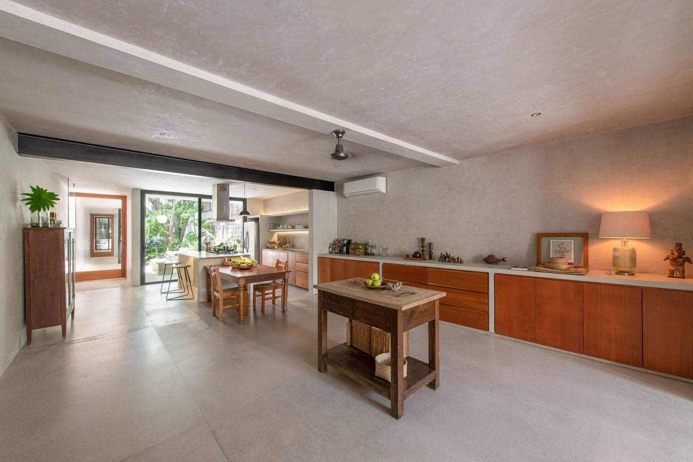 Tầng 1 ngôi nhà là không gian để làm nhà bếp, khu vực ăn uống, phòng khách kết hợp đọc sách, phòng ngủ và nhà vệ sinh. Tầng 1 ngôi nhà là không gian để làm nhà bếp, khu vực ăn uống, phòng khách kết hợp đọc sách, phòng ngủ và nhà vệ sinh.