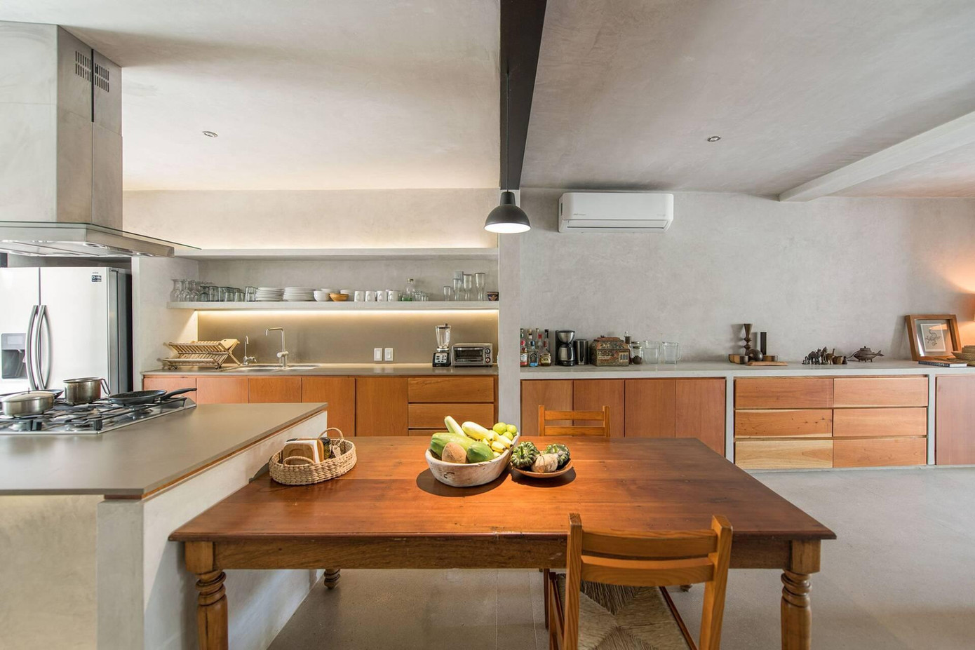 Khu vực nấu ăn rộng rãi với điểm nhấn là hệ thống tủ bếp và bàn ăn làm bằng gỗ nâu sang trọng. Khu vực nấu ăn rộng rãi với điểm nhấn là hệ thống tủ bếp và bàn ăn làm bằng gỗ nâu sang trọng.