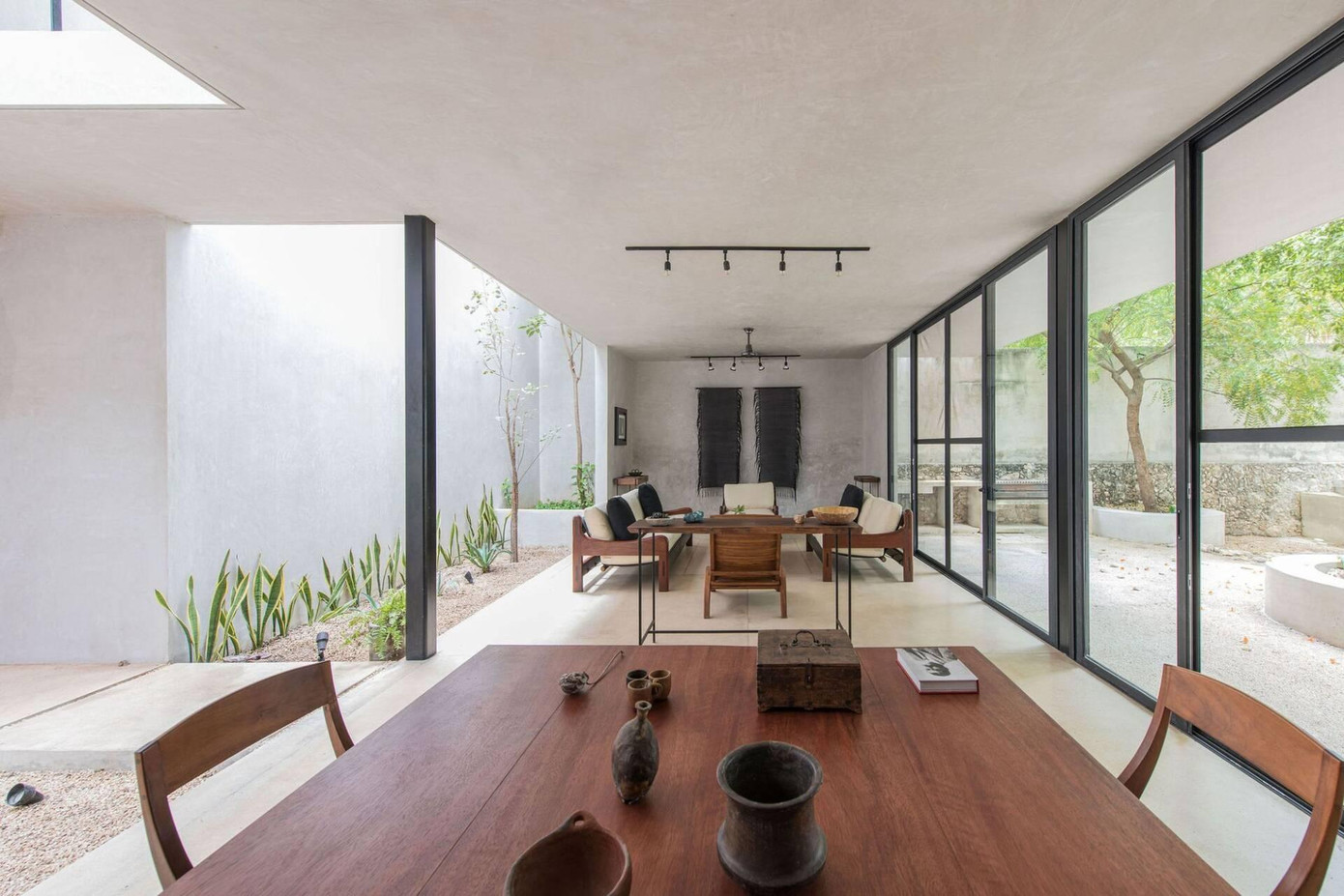 Nhờ sự thay đổi độ cao của mặt sàn, đã tạo ra sự phân tách giữa các phòng ở mà không cần sử dụng tường bao. Nhờ sự thay đổi độ cao của mặt sàn, đã tạo ra sự phân tách giữa các phòng ở mà không cần sử dụng tường bao.