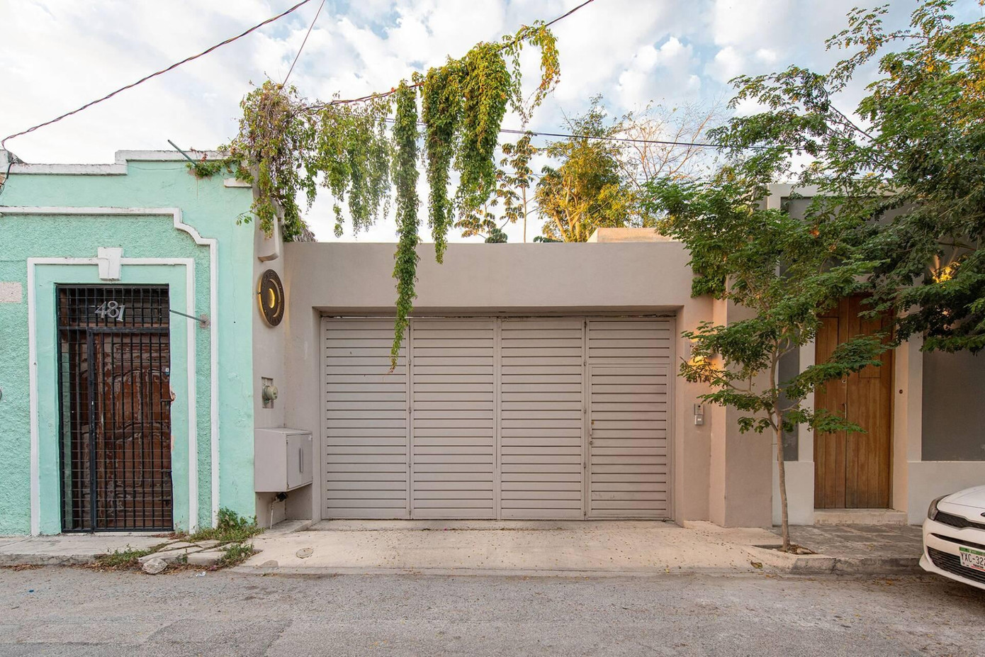 Ngôi nhà này được xây dựng dựa trên việc bảo tồn và cải tạo các khu vực thiên nhiên - nhà xưởng đã có sẵn. Vị trí ngôi nhà tọa lạc vốn là một cơ sở chế biến mật ong được xây dựng cách đây 1 thập niên, nhưng gần đây được kết hợp làm nhà ở và xưởng sản xuất. Ngôi nhà này được xây dựng dựa trên việc bảo tồn và cải tạo các khu vực thiên nhiên - nhà xưởng đã có sẵn. Vị trí ngôi nhà tọa lạc vốn là một cơ sở chế biến mật ong được xây dựng cách đây 1 thập niên, nhưng gần đây được kết hợp làm nhà ở và xưởng sản xuất.