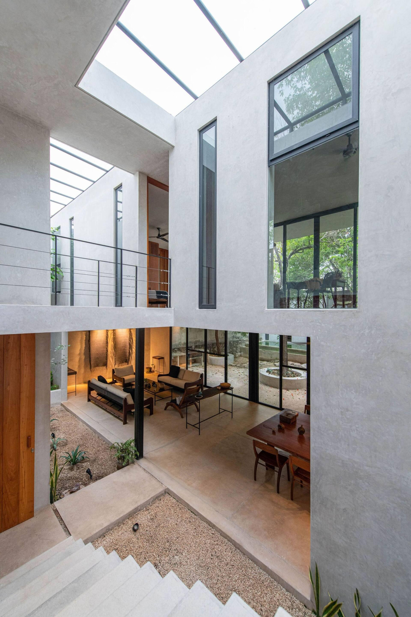 Do yêu thích sự nguyên bản, nên tường và trần nhà được gia chủ sơn một lớp phủ nhưng vẫn duy trì màu xám nguyên bản của xi măng. Do yêu thích sự nguyên bản, nên tường và trần nhà được gia chủ sơn một lớp phủ nhưng vẫn duy trì màu xám nguyên bản của xi măng.