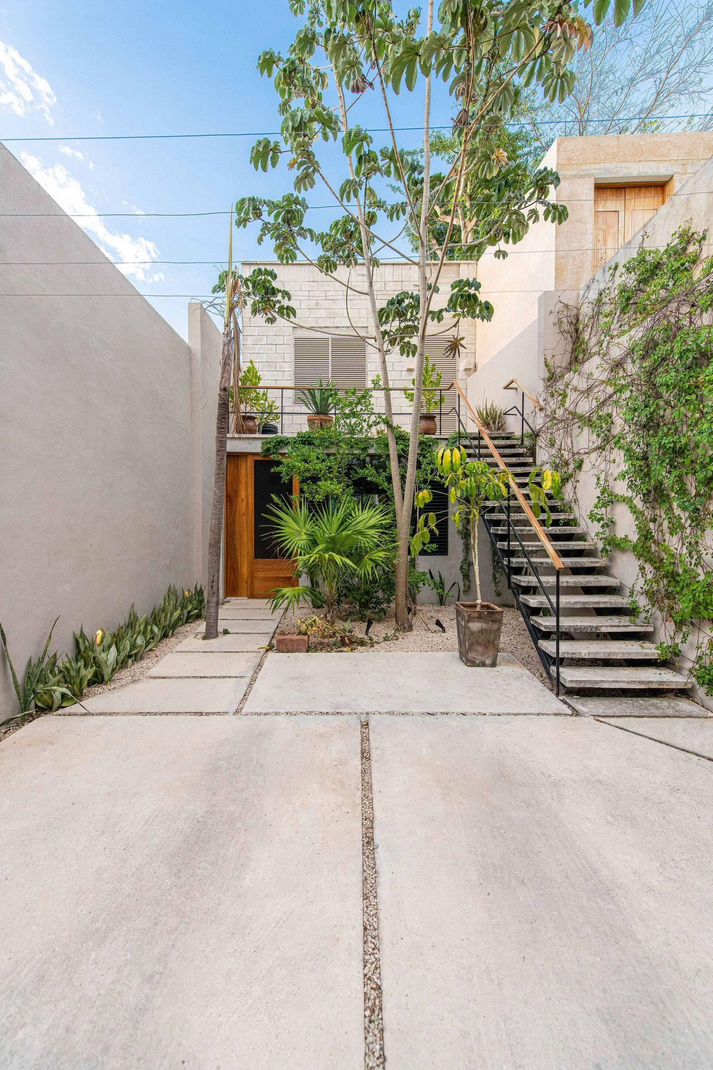 Gia chủ sử dụng “bê tông sinh thái” để làm vỉa hè và sân để xe phía trước nhà. Gia chủ sử dụng “bê tông sinh thái” để làm vỉa hè và sân để xe phía trước nhà.