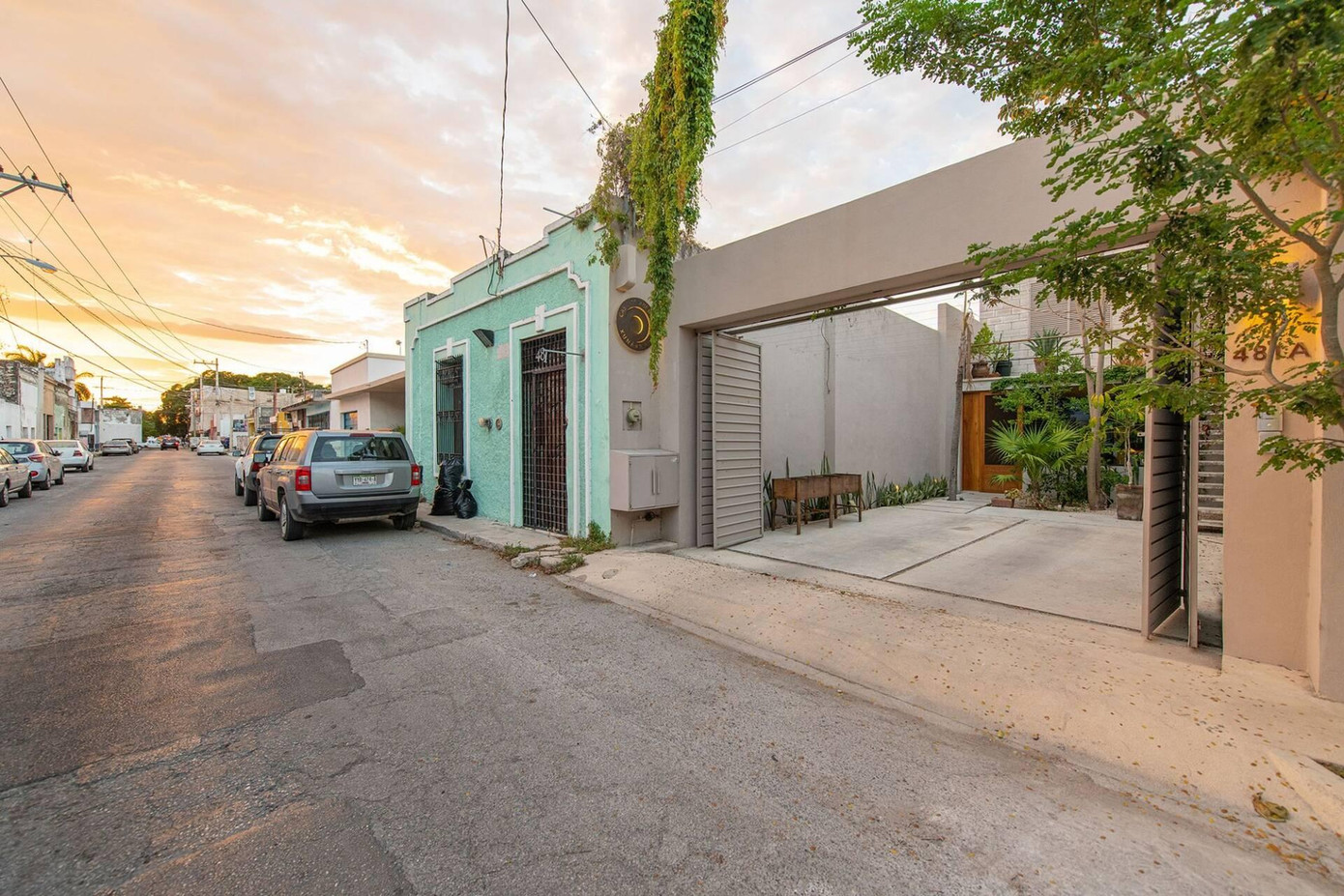 Căn nhà 2 tầng nằm trên khu đất rộng 400m2, có mặt tiền hẹp và lớn dần về phía sau. Căn nhà 2 tầng nằm trên khu đất rộng 400m2, có mặt tiền hẹp và lớn dần về phía sau.