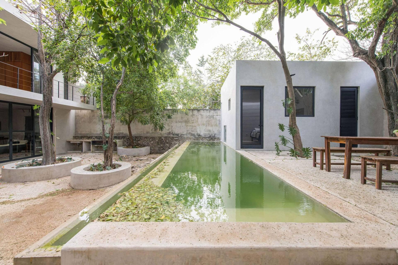 Xen giữa các khu vực sinh hoạt là 2 sân vườn rộng với nhiều cây xanh lâu năm, được bảo tồn nguyên trạng trong suốt quá trình cải tạo và nâng cấp công trình. Xen giữa các khu vực sinh hoạt là 2 sân vườn rộng với nhiều cây xanh lâu năm, được bảo tồn nguyên trạng trong suốt quá trình cải tạo và nâng cấp công trình.